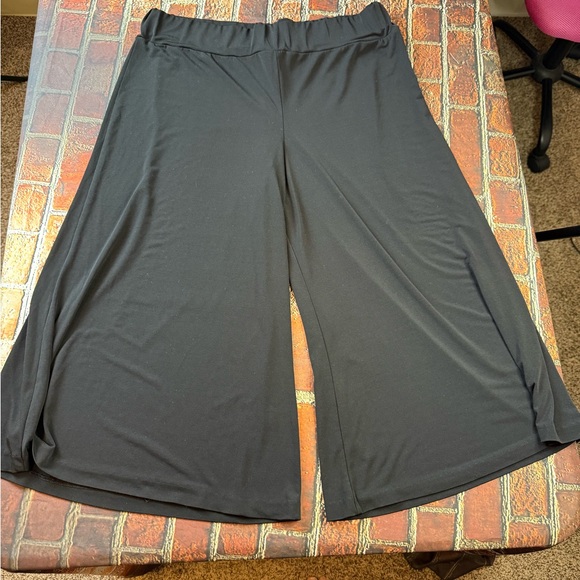 Two Hearts Maternity Black Wide-Leg Capris - Picture 1 of 4